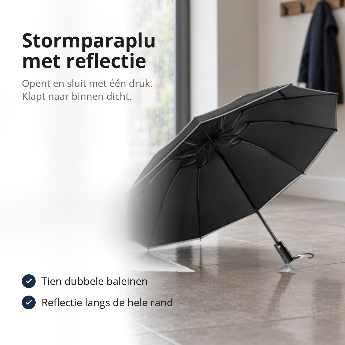 Zwarte stormparaplu met reflecterende rand open op een natte vloer bij een glazen deur