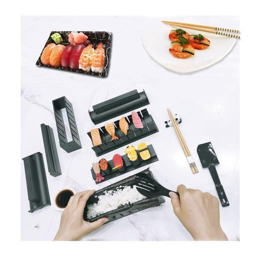 Sushi gemaakt met de set, geserveerd op een schaal samen met de vormen