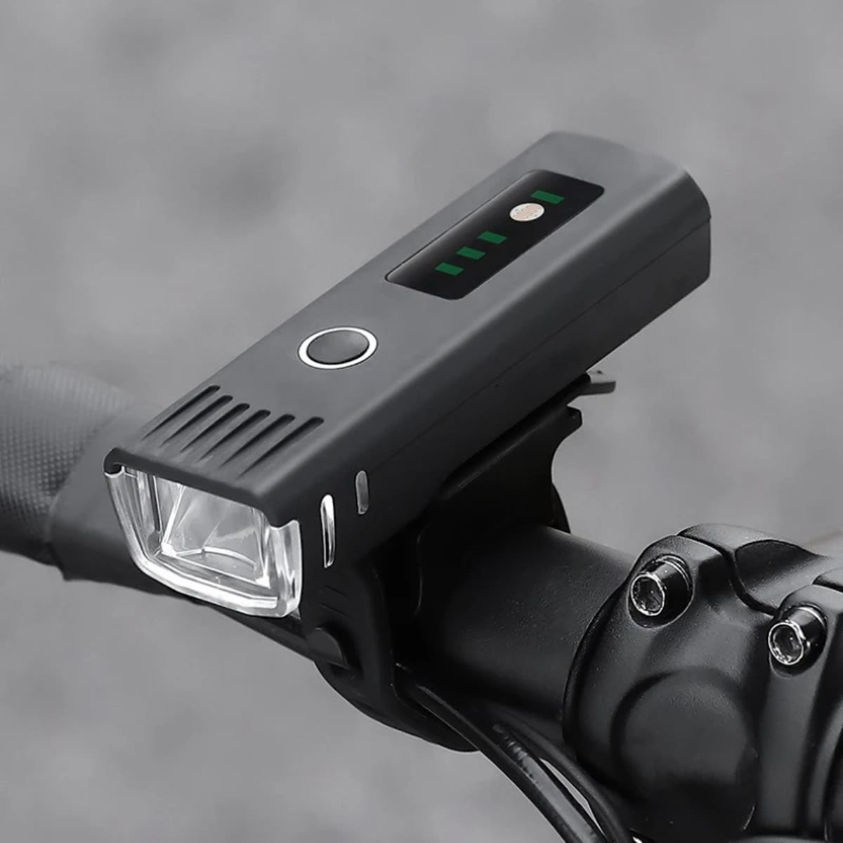 Fietslamp voor, gemonteerd op het stuur, met batterij-indicator en knop bovenop