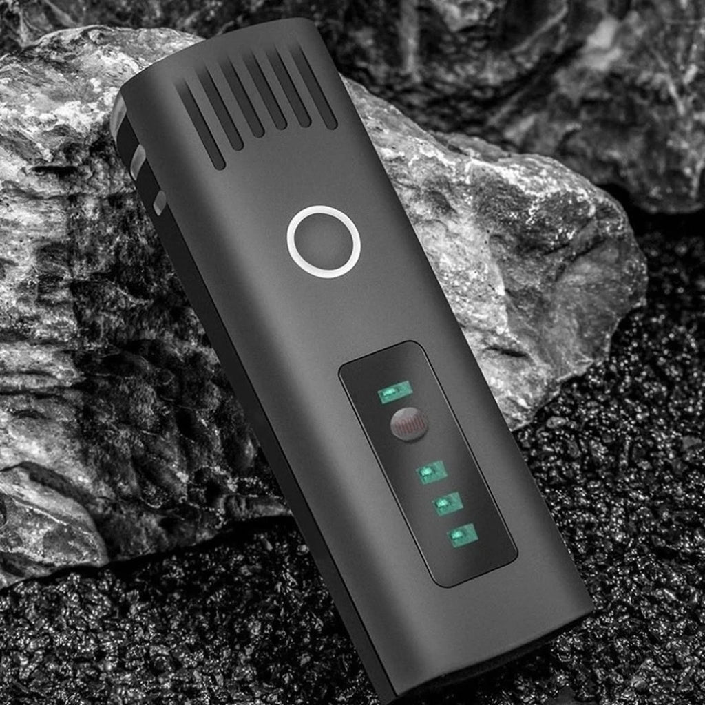 De fietslamp van bovenaf, met knop en groene lampjes die de batterij laten zien