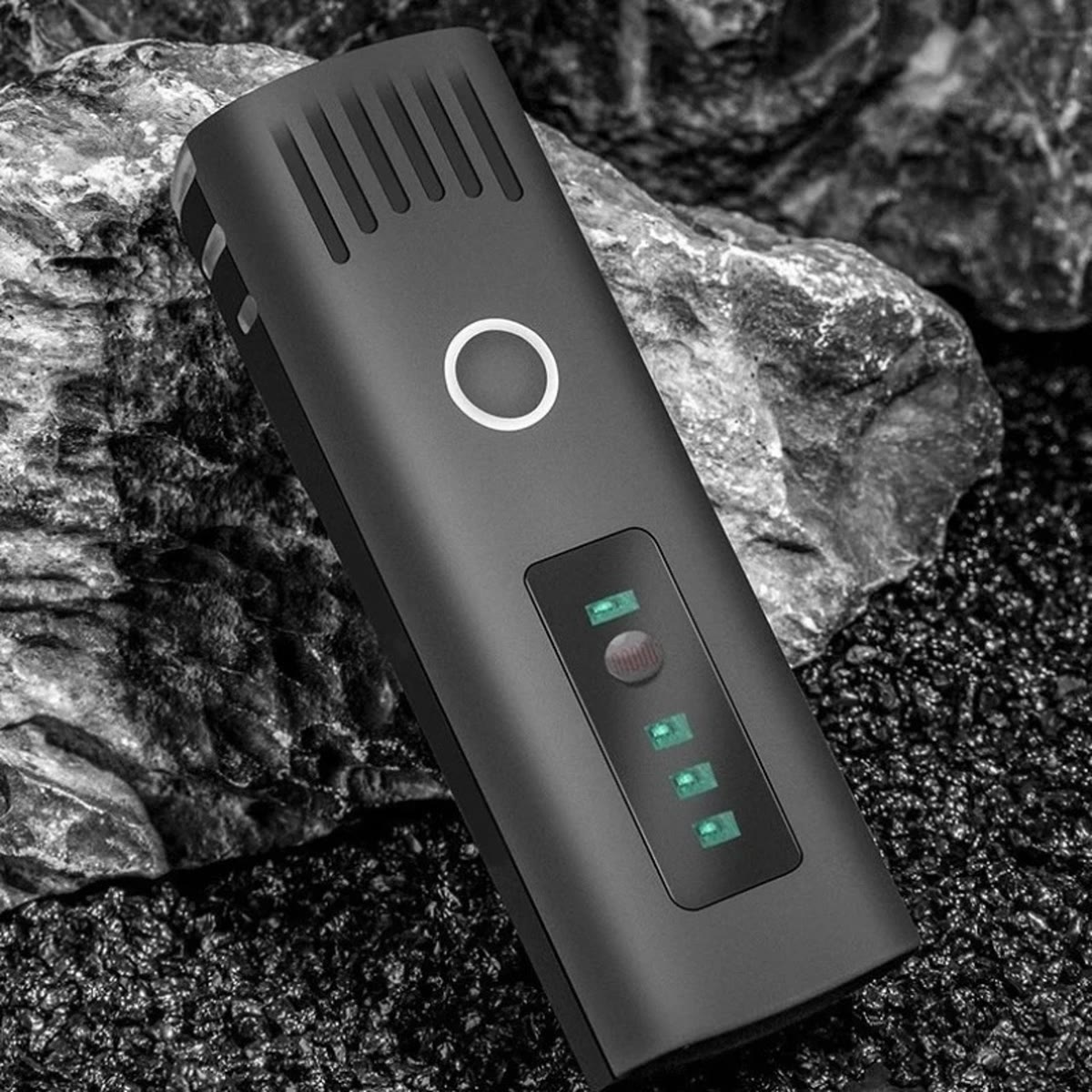 De fietslamp van bovenaf, met knop en groene lampjes die de batterij laten zien