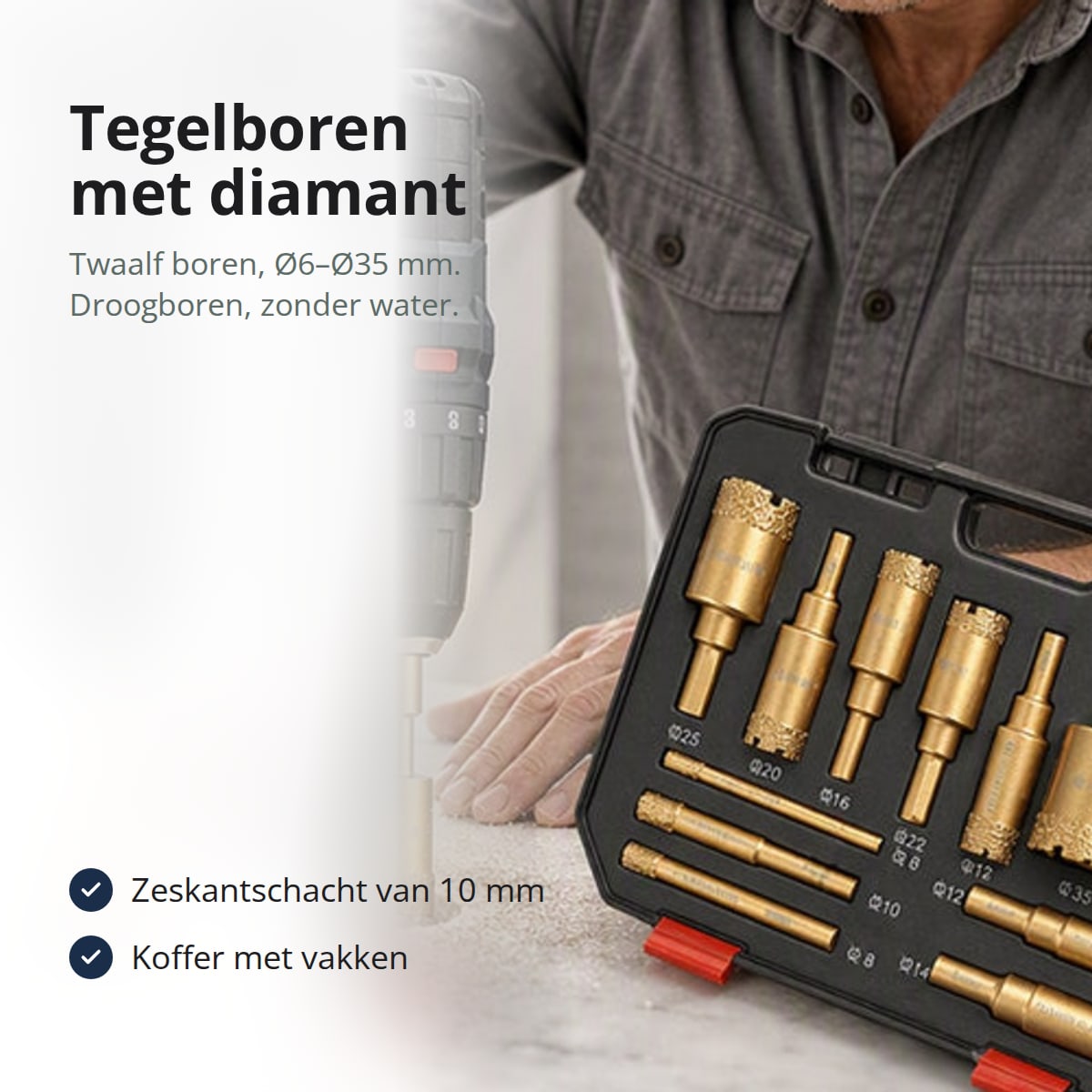 Boormachine met diamantboor die een gat boort in een lichte tegel, de koffer met de boren ernaast