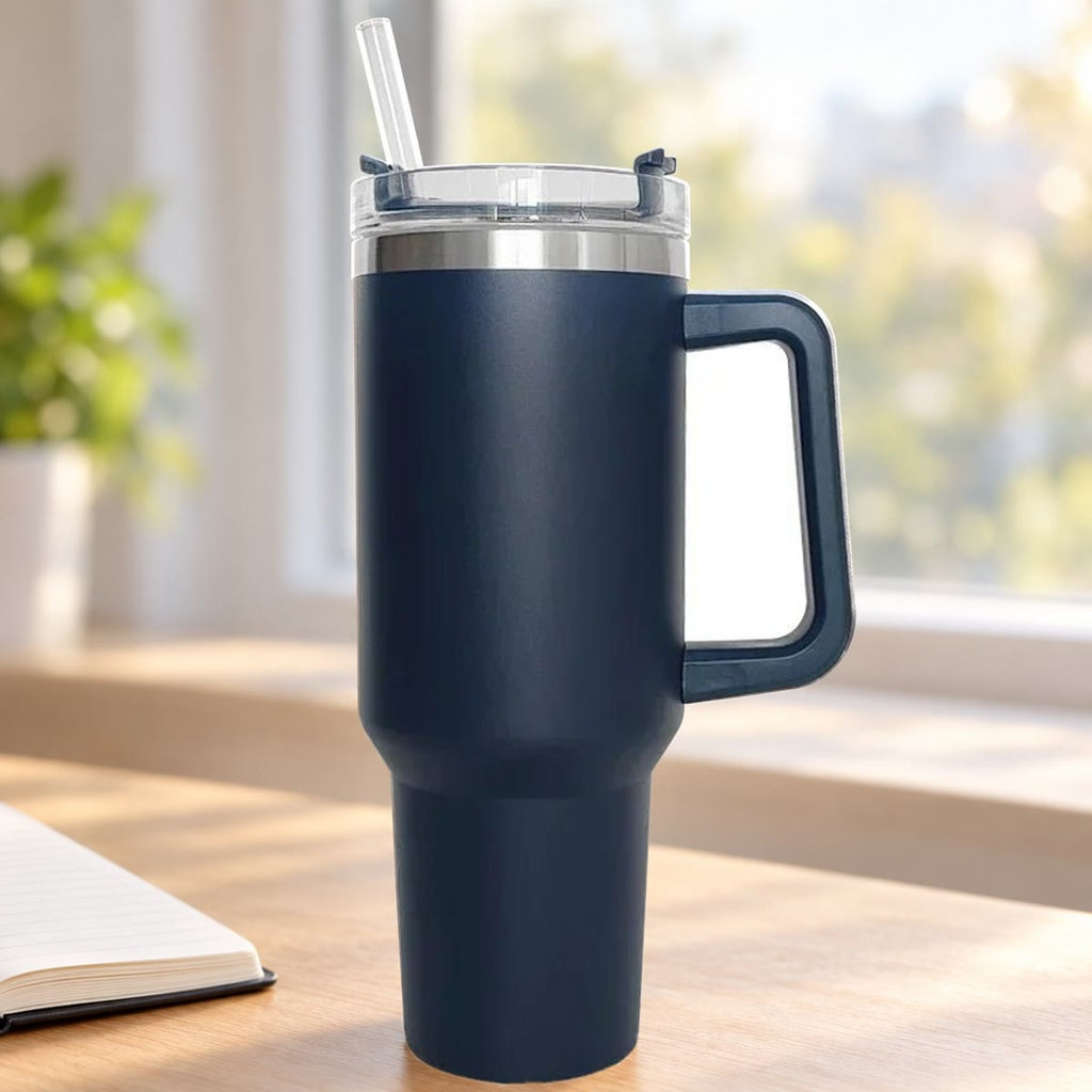 Donkerblauwe drinkbeker met handvat en rietje op een licht bureau