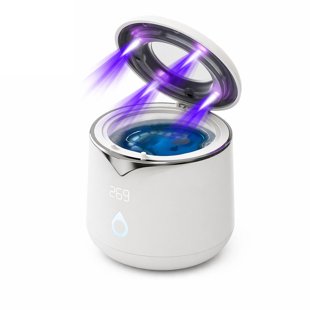 De ultrasoon reiniger in wit met het deksel open en paars uv-licht boven het water