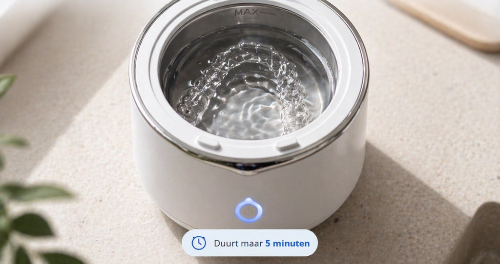 De ultrasoon reiniger gevuld met water op een tafel, met de tekst «Duurt maar 5 minuten»