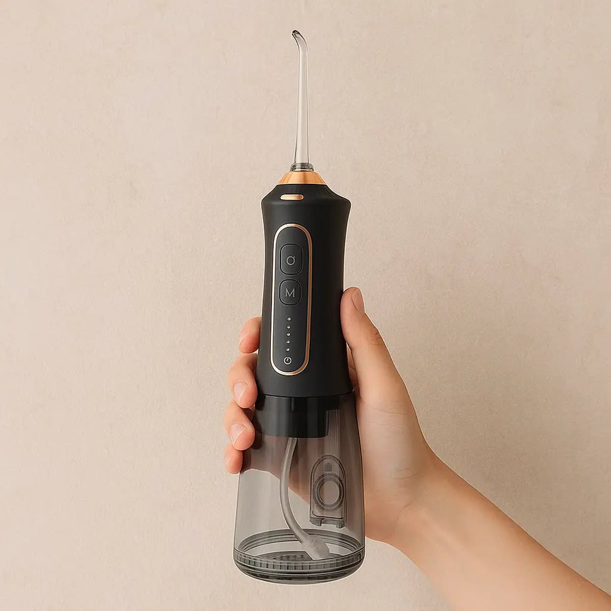 Hand houdt de zwarte waterflosser vast en toont de knoppen op het handvat
