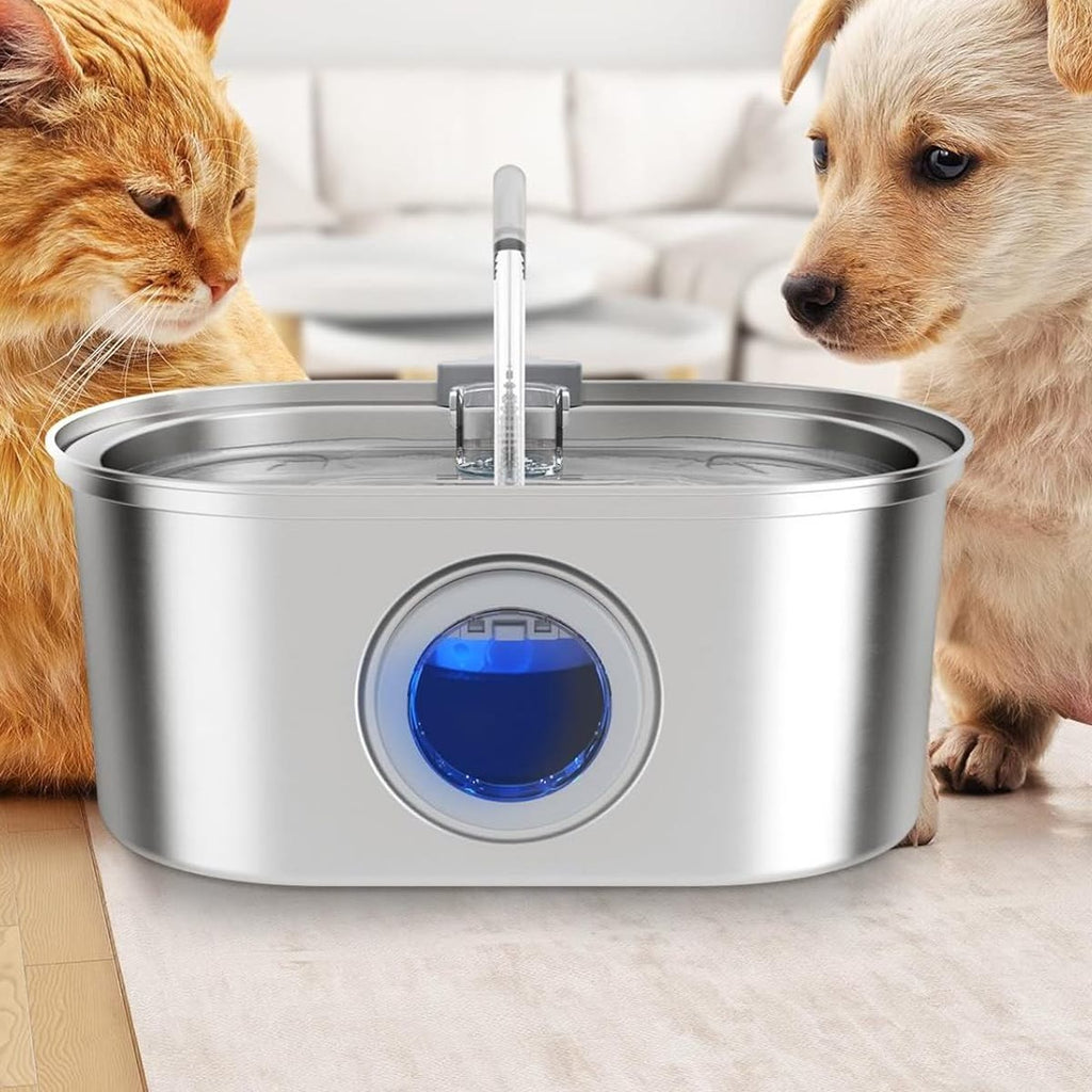 Kat en hond bij de drinkfontein van roestvrij staal op de vloer van een woonkamer