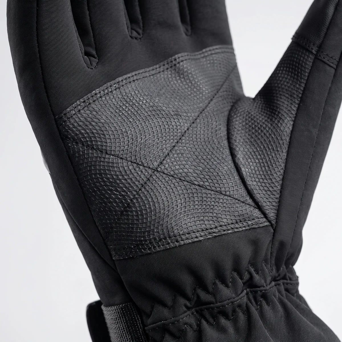 Close-up van het antislippatroon in de handpalm van de verwarmde handschoen