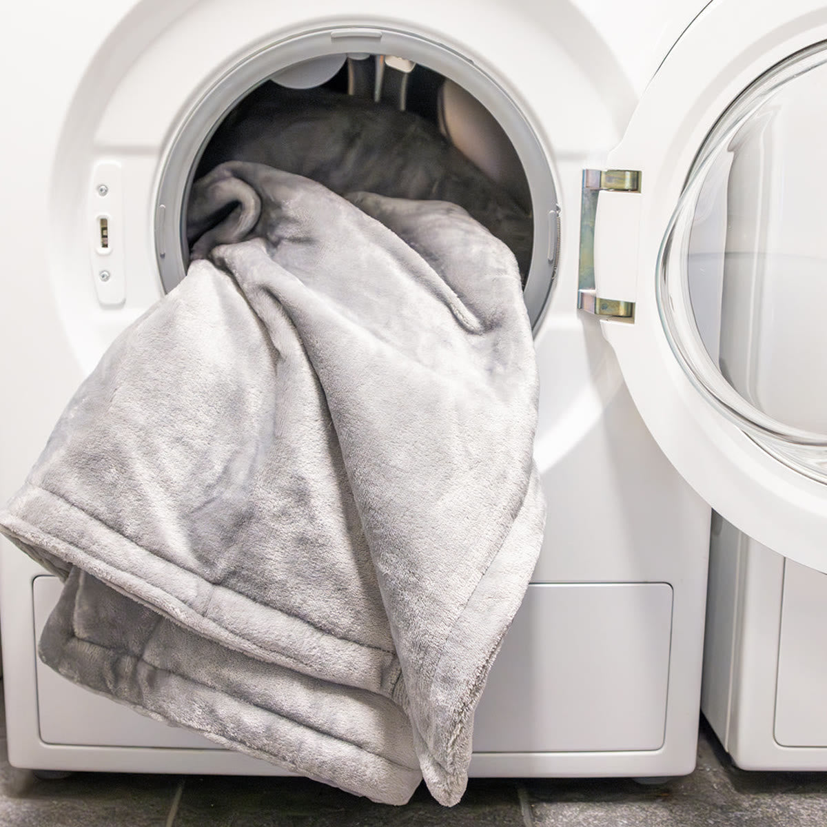 De warmtedeken hangt na het wassen uit de droger