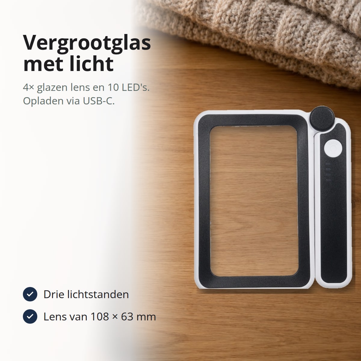 Rechthoekig vergrootglas met licht op een houten tafel, met de tekst: 4× glazen lens en 10 LED's, drie lichtstanden, lens van 108 × 63 mm