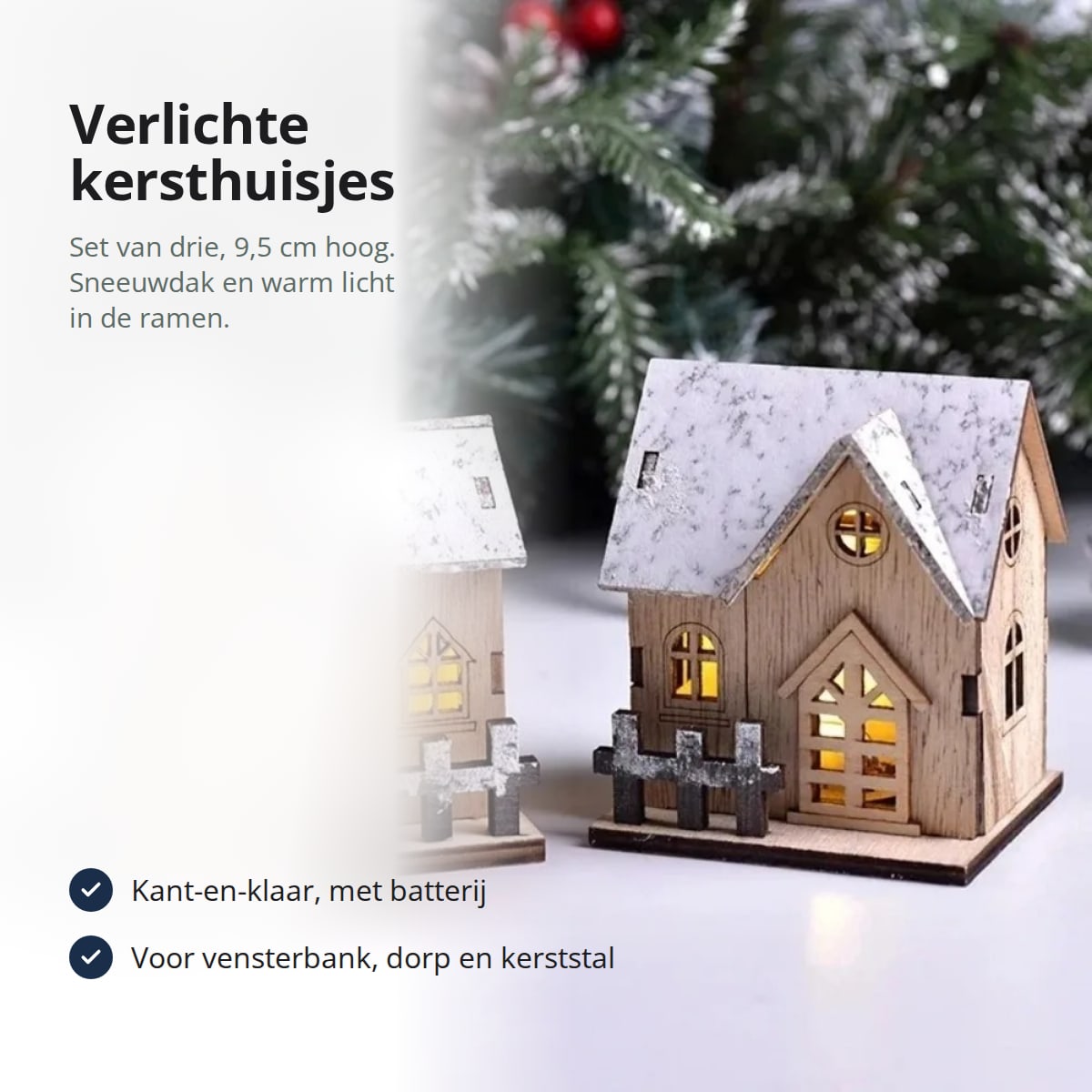 Drie verlichte kersthuisjes van licht hout met wit sneeuwdak en warm ledlicht, met de tekst: verlichte kersthuisjes, drie houten huisjes van 9,5 cm hoog met sneeuwdak en warm licht in de ramen; kant-en-klaar met batterij; voor vensterbank, dorp en kerststal