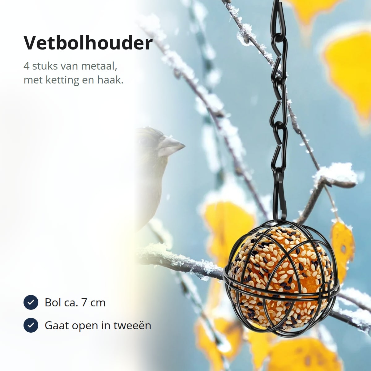 Vetbolhouder van zwart metaal met een vetbol, hangend aan een besneeuwde tak, met de tekst: 4 stuks van metaal, met ketting en haak, bol ca. 7 cm, gaat open in tweeën