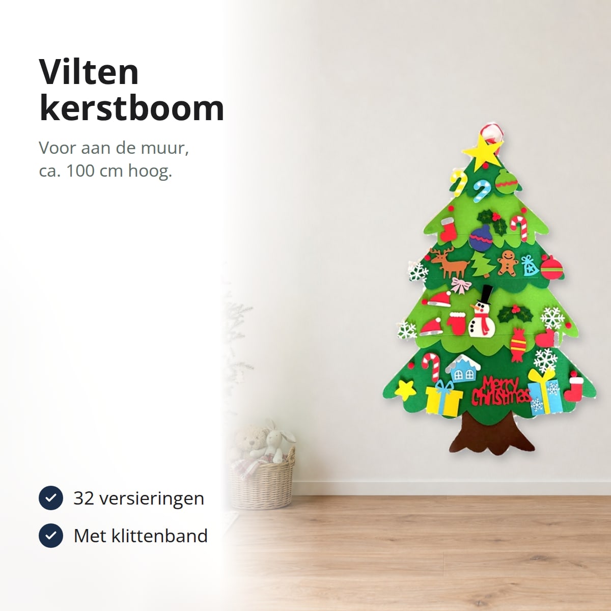 Vilten kerstboom met versiering aan de muur van een kinderkamer