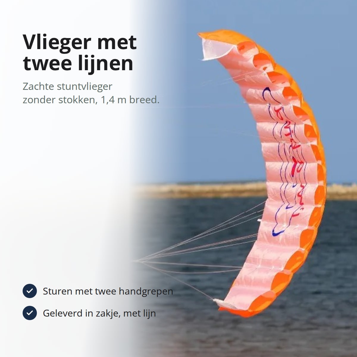 Oranje stuntvlieger zonder stokken die laag boven de zee vliegt, met de tekst: vlieger met twee lijnen, zachte stuntvlieger zonder stokken, 1,4 m breed, sturen met twee handgrepen, geleverd in een zakje met lijn