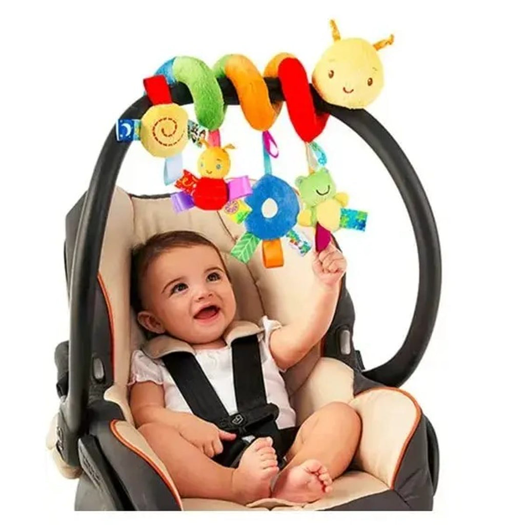 Wagenspanner om de beugel van een autostoel gedraaid, met een lachende baby
