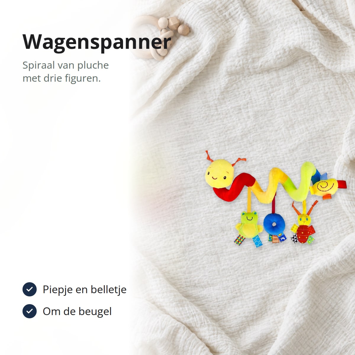 Wagenspanner in de vorm van een pluche rups met drie hangende figuren, liggend op een licht babydekentje