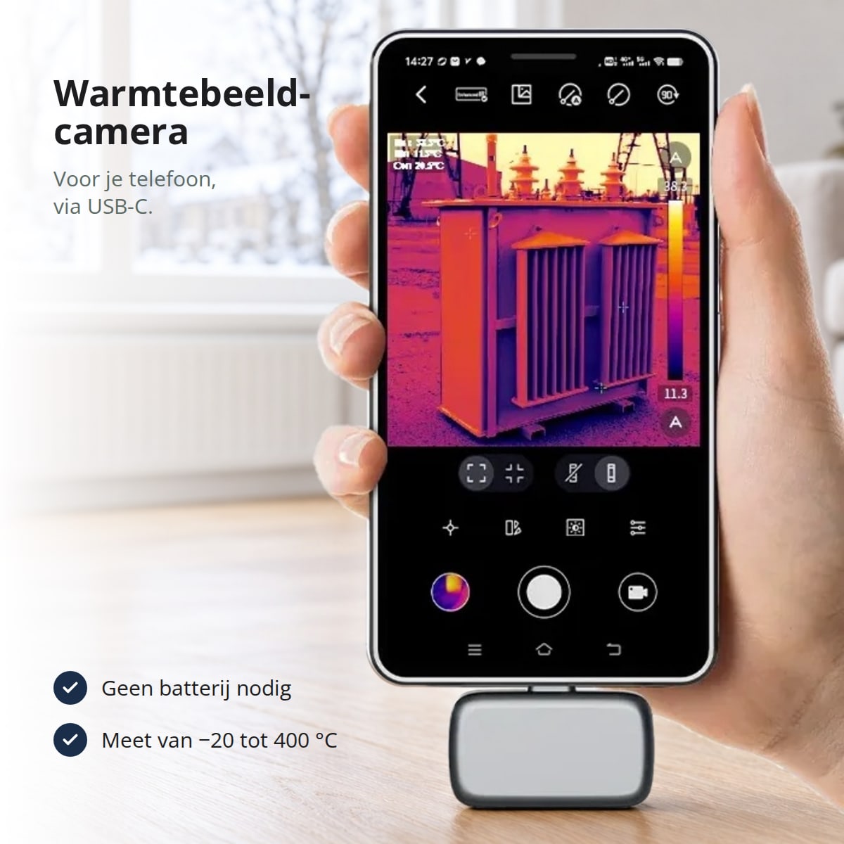 Warmtebeeldcamera in de USB-C-poort van een telefoon, met een warmtebeeld in de app