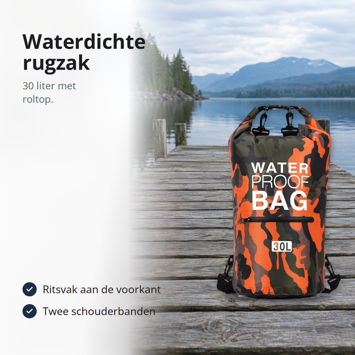 Waterdichte rugzak in oranje camouflage op een houten steiger aan het water