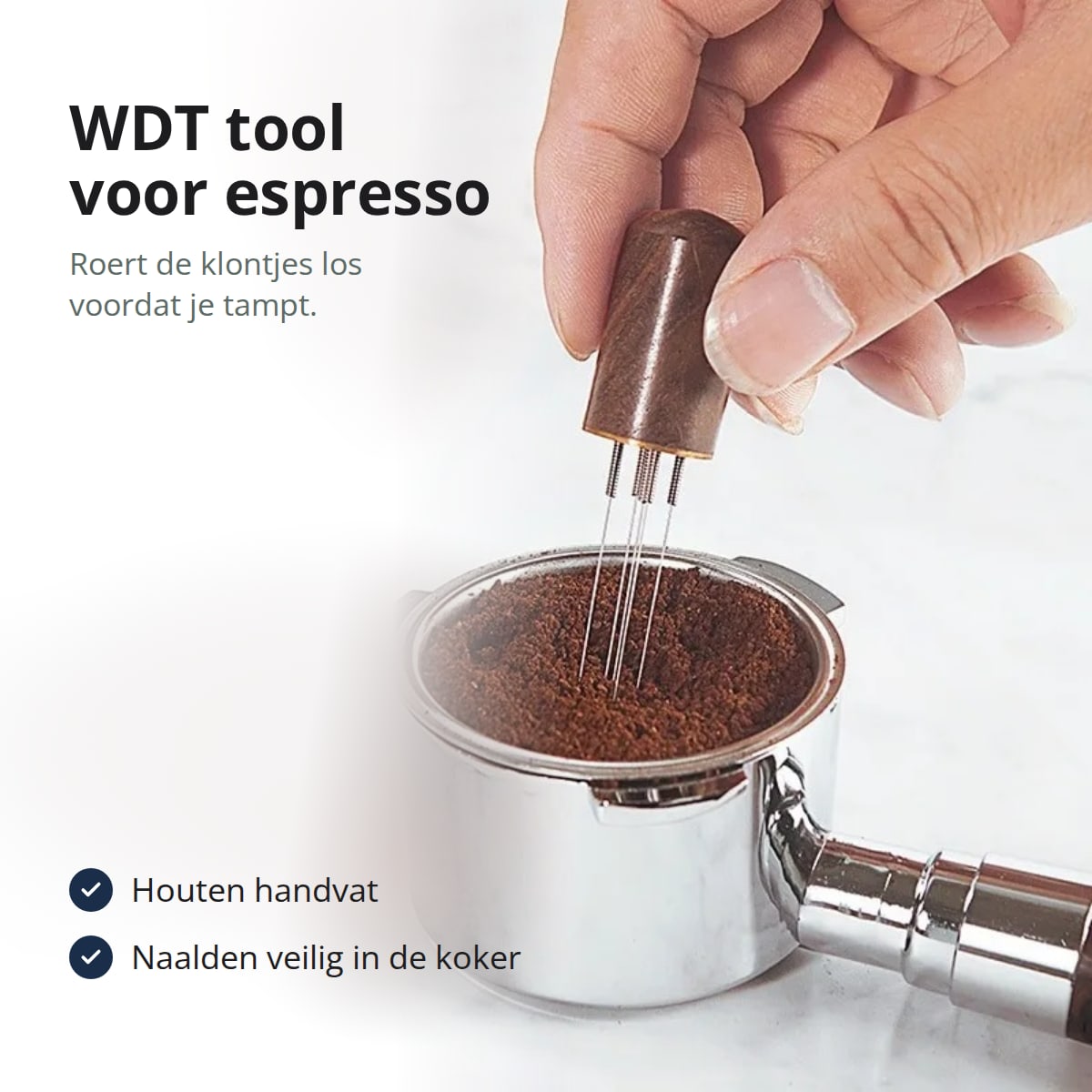 WDT tool voor espresso met houten handvat die het koffiepoeder in een filtermand omroert, met de tekst: houten handvat, naalden veilig in de koker