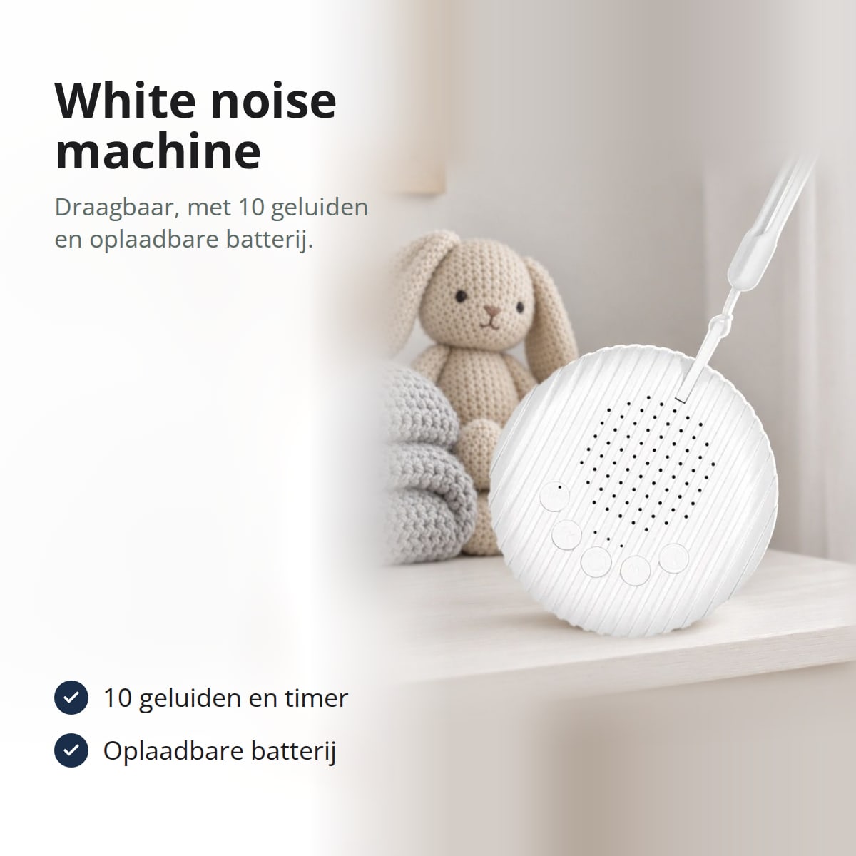Witte, ronde white noise machine met koord op een plank in de kinderkamer, met de tekst: 10 geluiden en timer, oplaadbare batterij