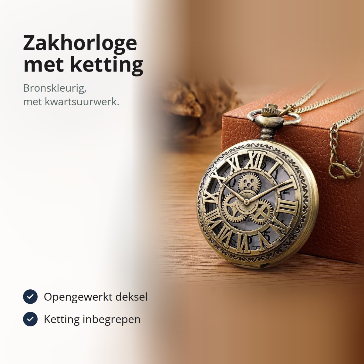 Gesloten zakhorloge met opengewerkt deksel en ketting, leunend tegen een bruin leren doosje